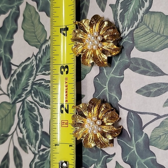 Vintage Gold Toned Pierced Earrings - Picture 5 of 6